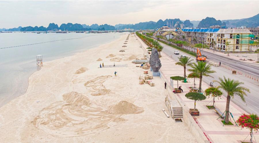 Sân khấu thực cảnh bên bờ Vịnh Bái Tử Long, nơi sẽ diễn ra chương trình trình diễn áo dài Quảng Ninh - Miền di sản.